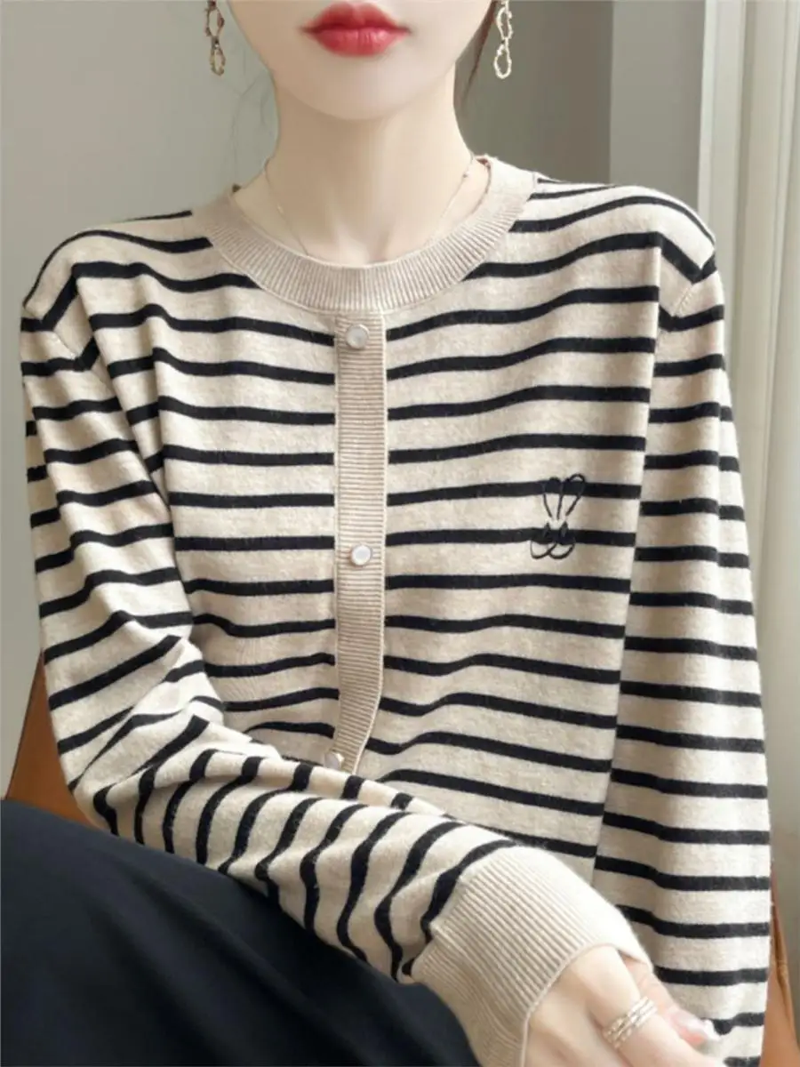 Осенняя одежда для мам среднего возраста трикотажная рубашка новинка 2024 верхняя