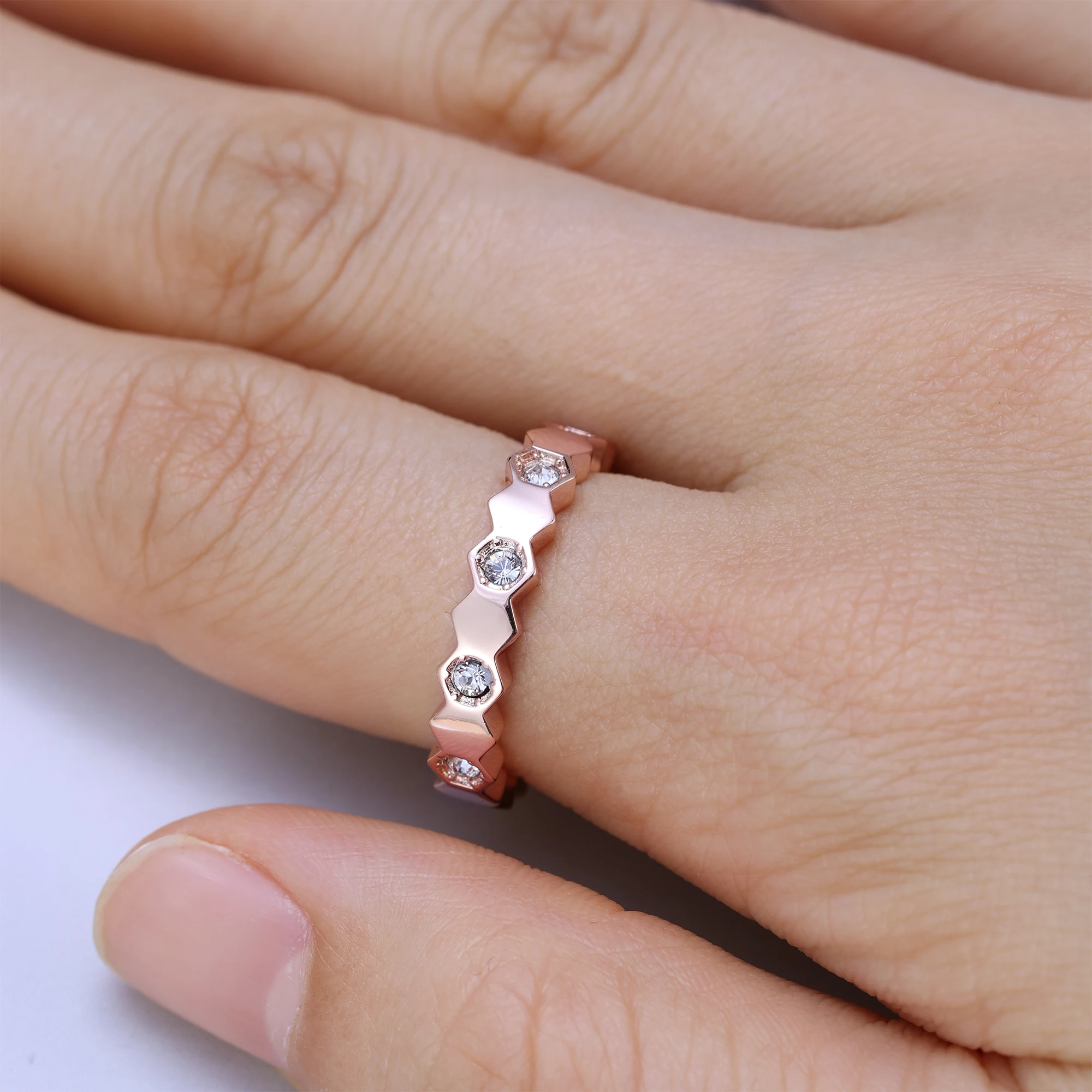 Фото Daisini Crystals from Swarovski Honeycomb Band Ring Высокое качество Bass для женщин и мужчин пара Unsiex модные украшения на палец вечерние №3