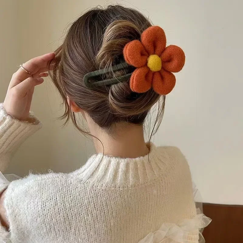 

New Women's Fall and Winter Plush Flowers Large Hair Claw Duckbill Clip Retro Ponytail Hair Clip Girls Hair Accessories