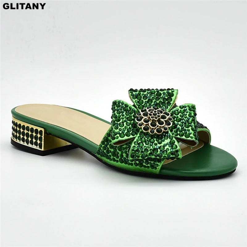 

Туфли женские на низком каблуке, пикантные, без застежки, итальянский дизайн, украшенные Стразы, свадебная обувь, большие размеры