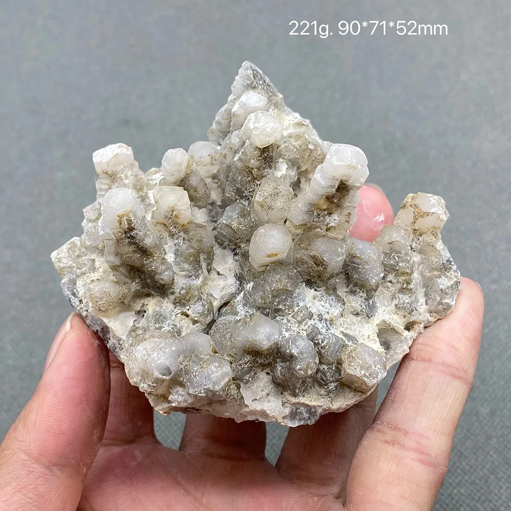 100% натуральный кальцит в форме башни (с флуоресценцией) черный образец