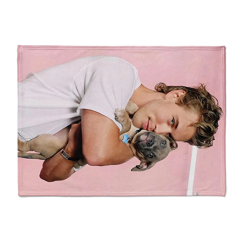 Gaslight Gatekeep Girlboss Austin Butler Hugs a Dog Плед для женщин мужчин девочек мальчиков детей