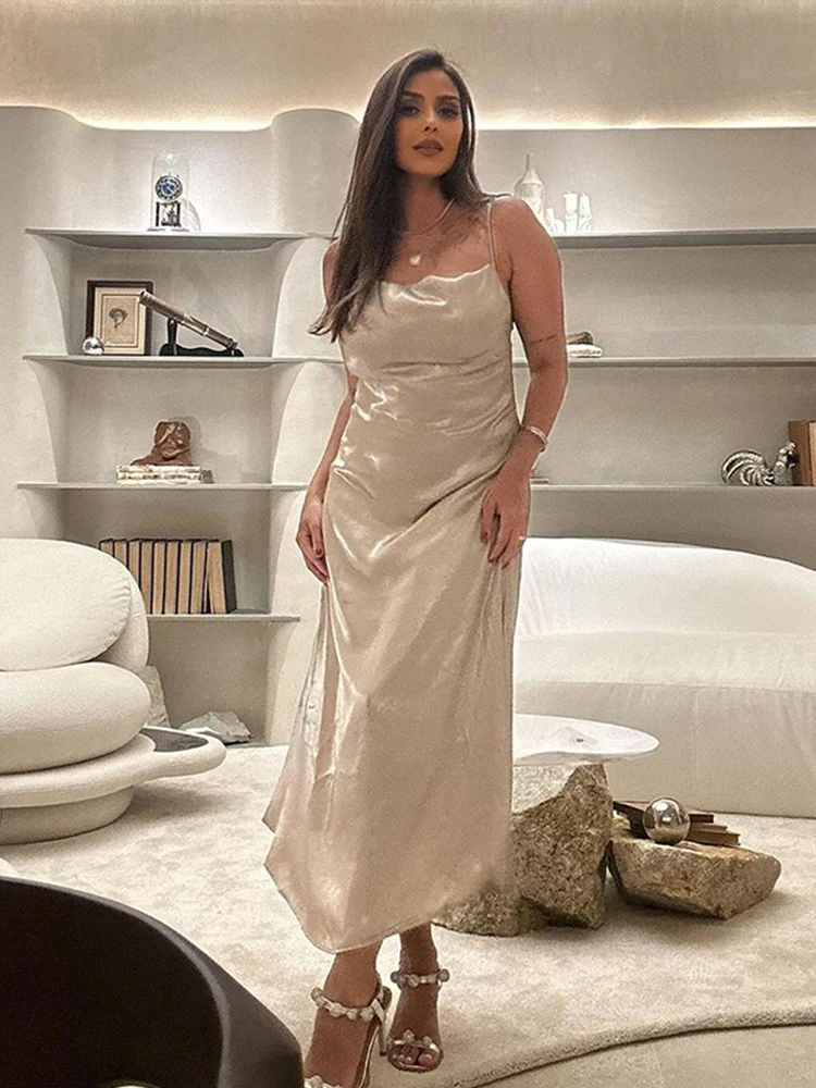 Металлическое платиновое платье с бретелькой на шее атласная текстура