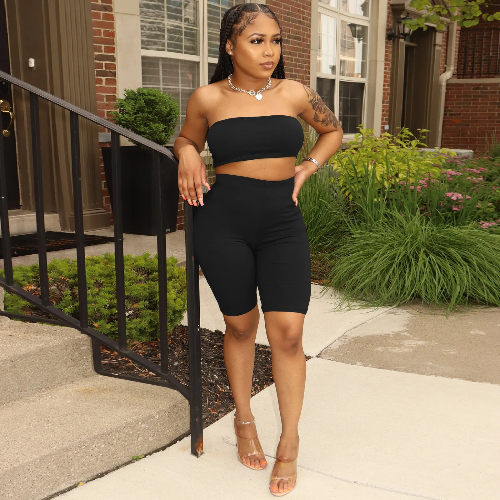 Костюм женский летний из топа и шортов без бретелек |