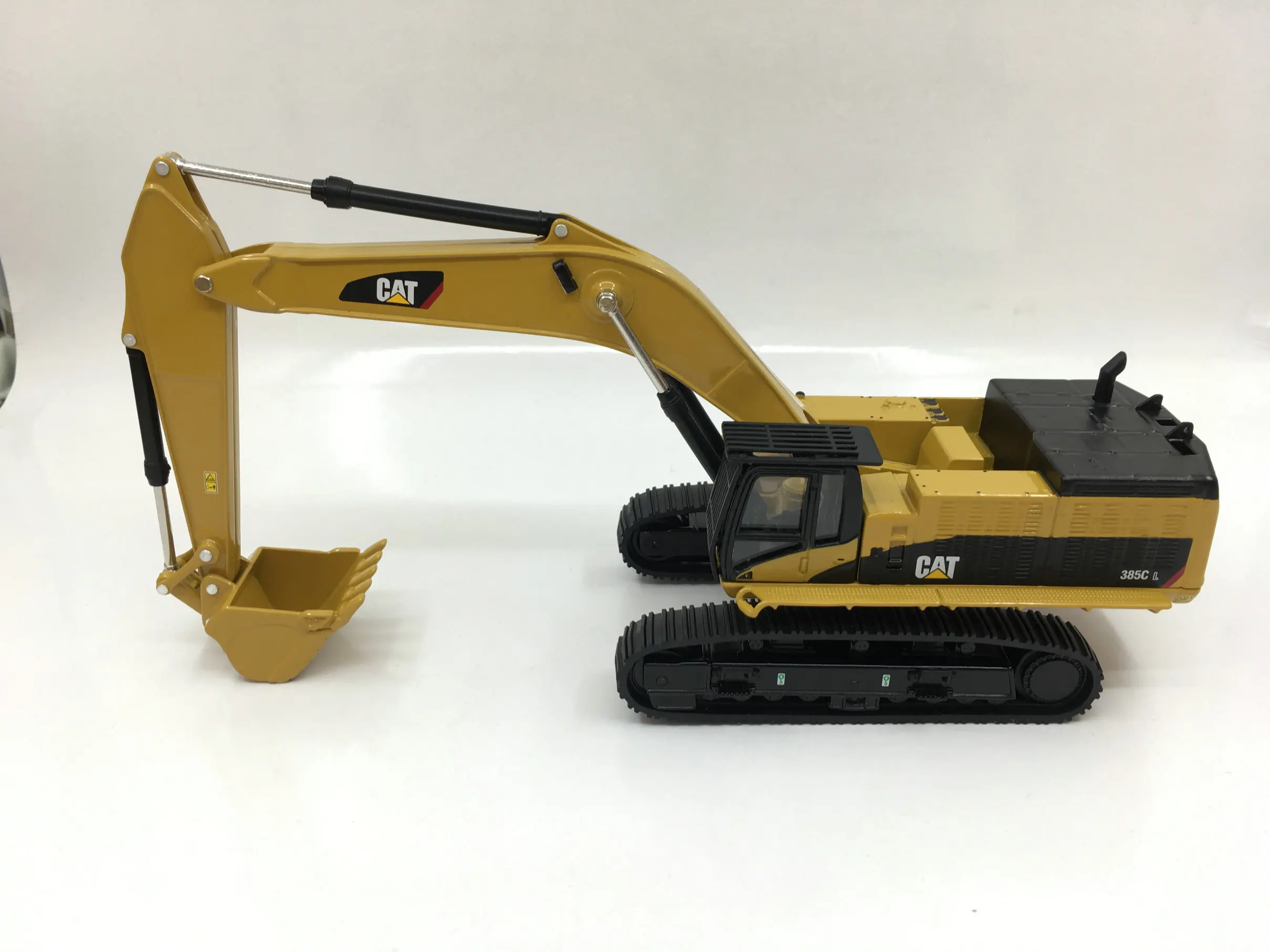 

1:64 Caterpillar CAT 385C L экскаватор из сплава вилочный погрузчик модель 85694 подарки Сувенирные игрушки
