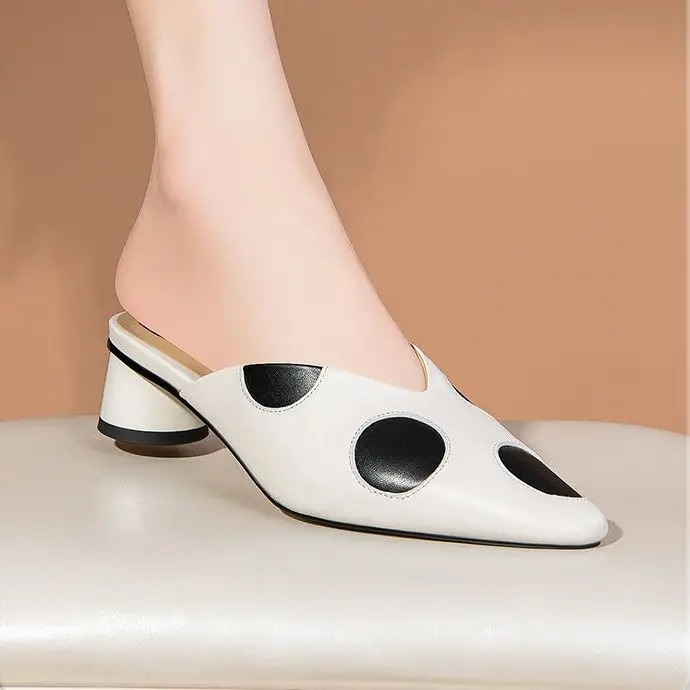 

Тапочки женская летняя одежда 2023 Новинка черная модная женская обувь в горошек из мягкой кожи и полутолстые сандалии Baotou.