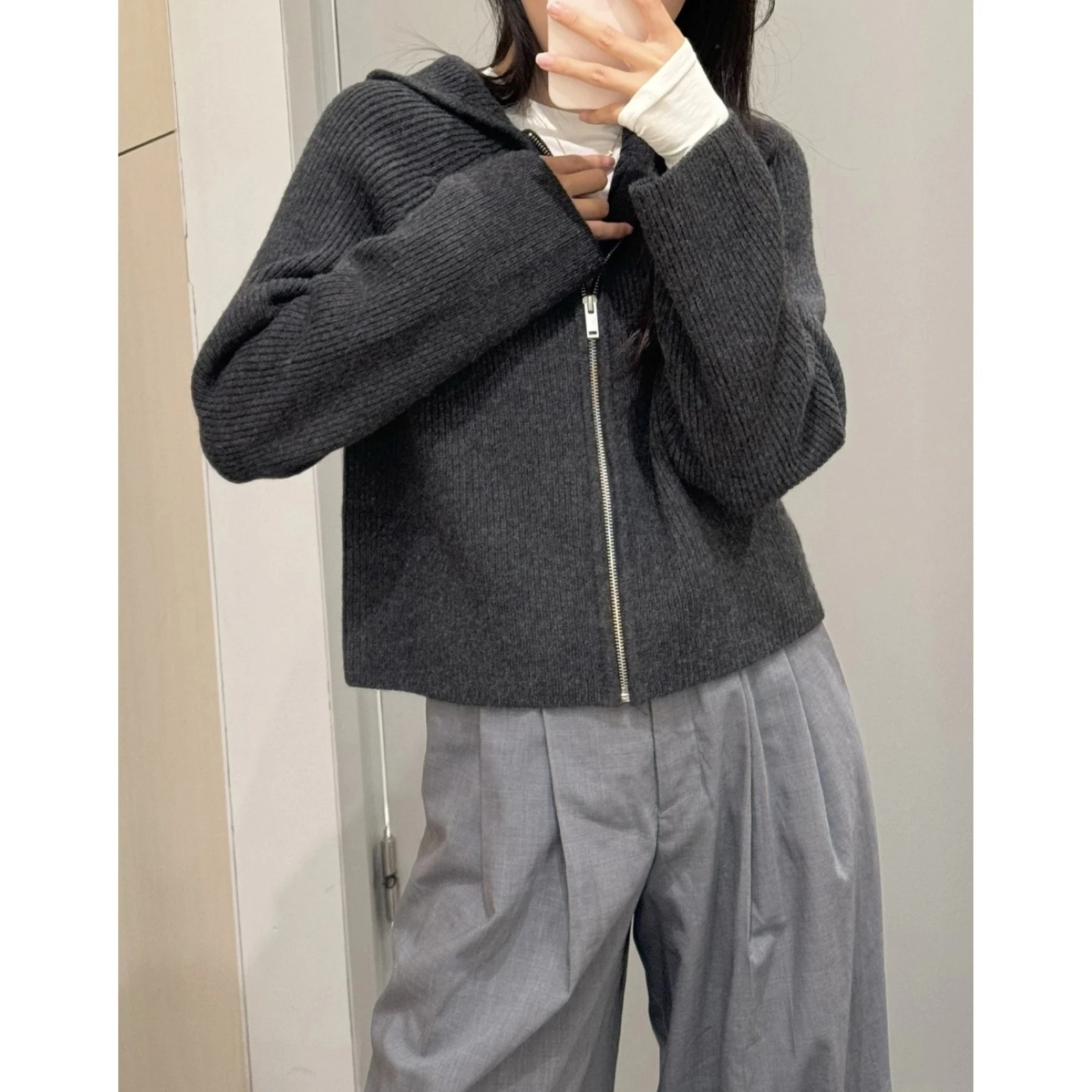 Фото XIMIAN APPAREL 2026 YAZHIMEI cosmod Весенняя новинка: женский повседневный стандартный темно-серый вязаный кардиган с капюшоном №2