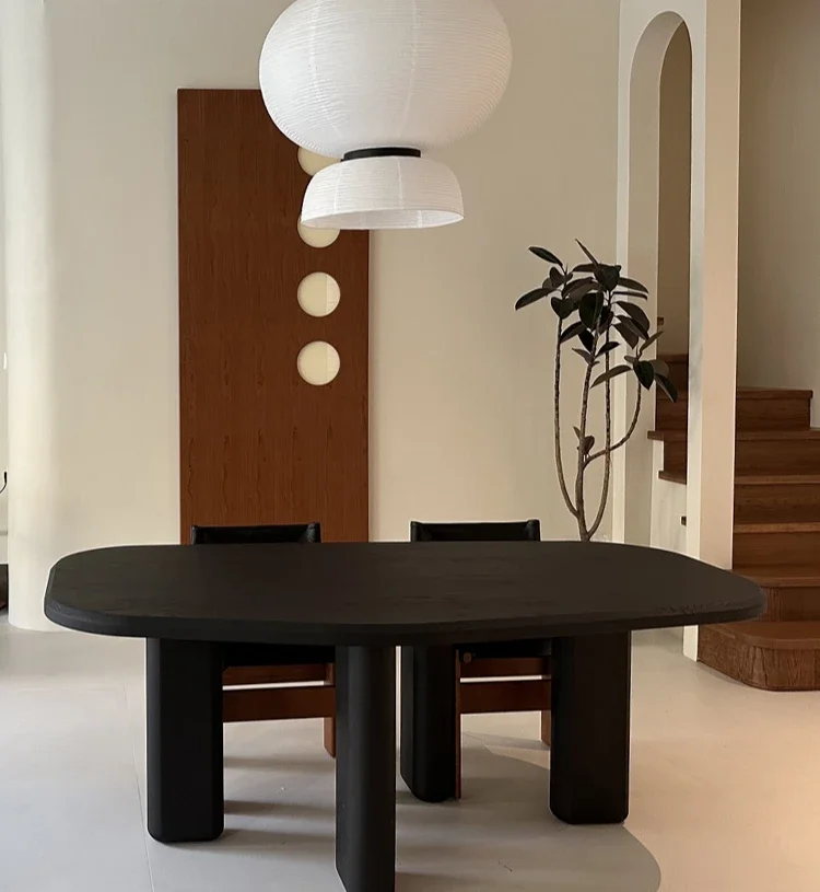 Стол круглый черный из массива дуба с минималистской индивидуальностью