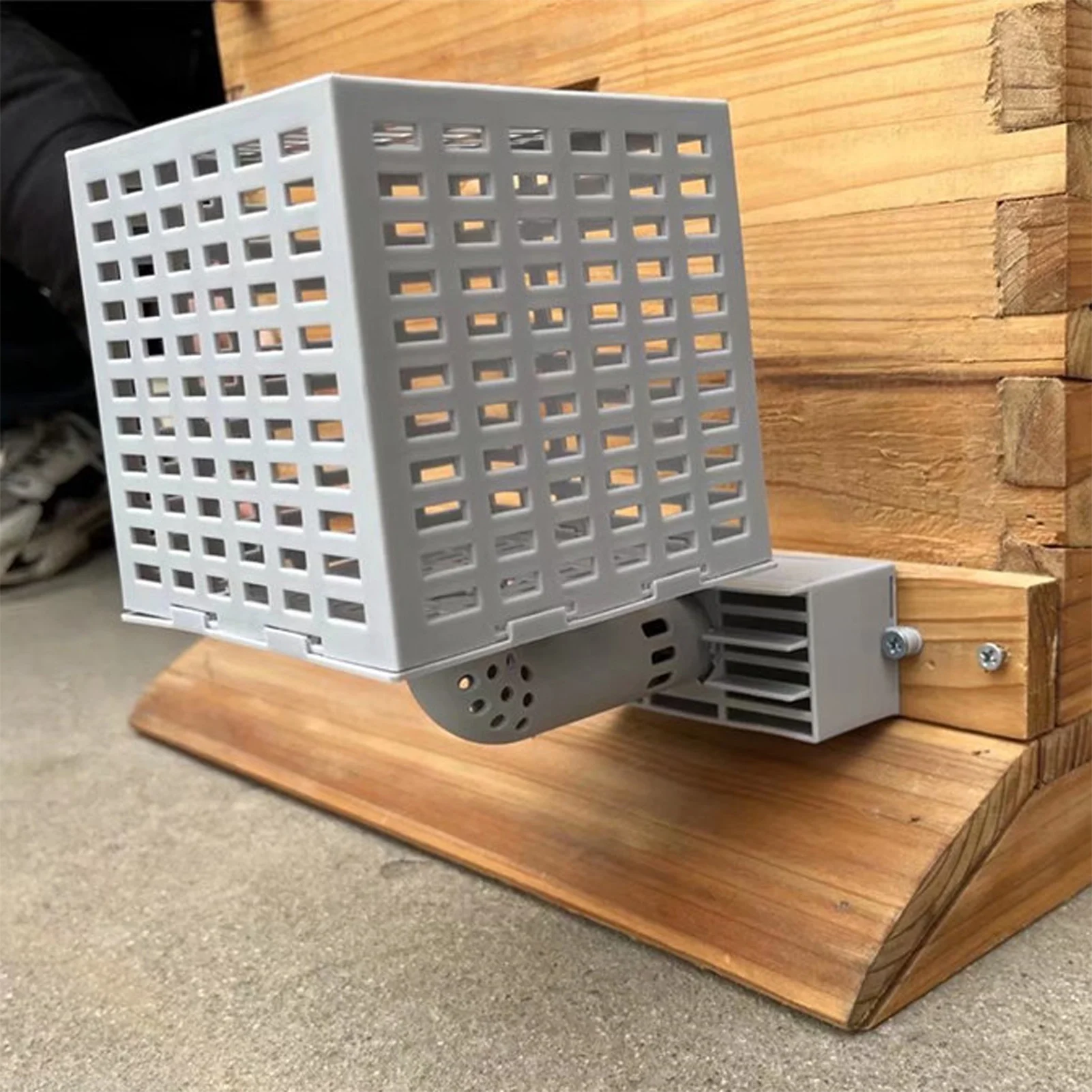 

2022 New Beekeeping Supplies Bee Box Attachment Dividing Bees Tool Prevent Bees Escape Male Bee Removal Bees Accessories