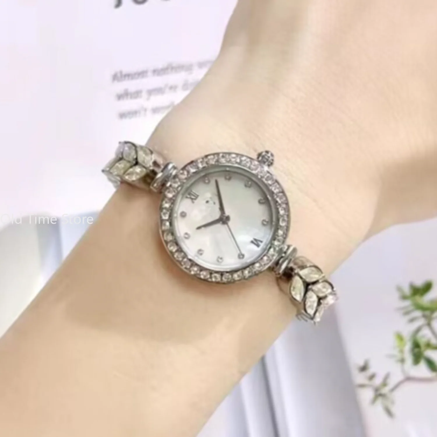 Женские кварцевые часы с ремешком под золото