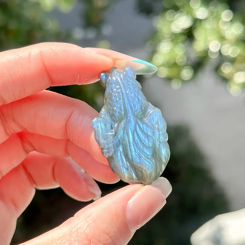 Резная золотая рыбка из лабрадорита и лунного камня