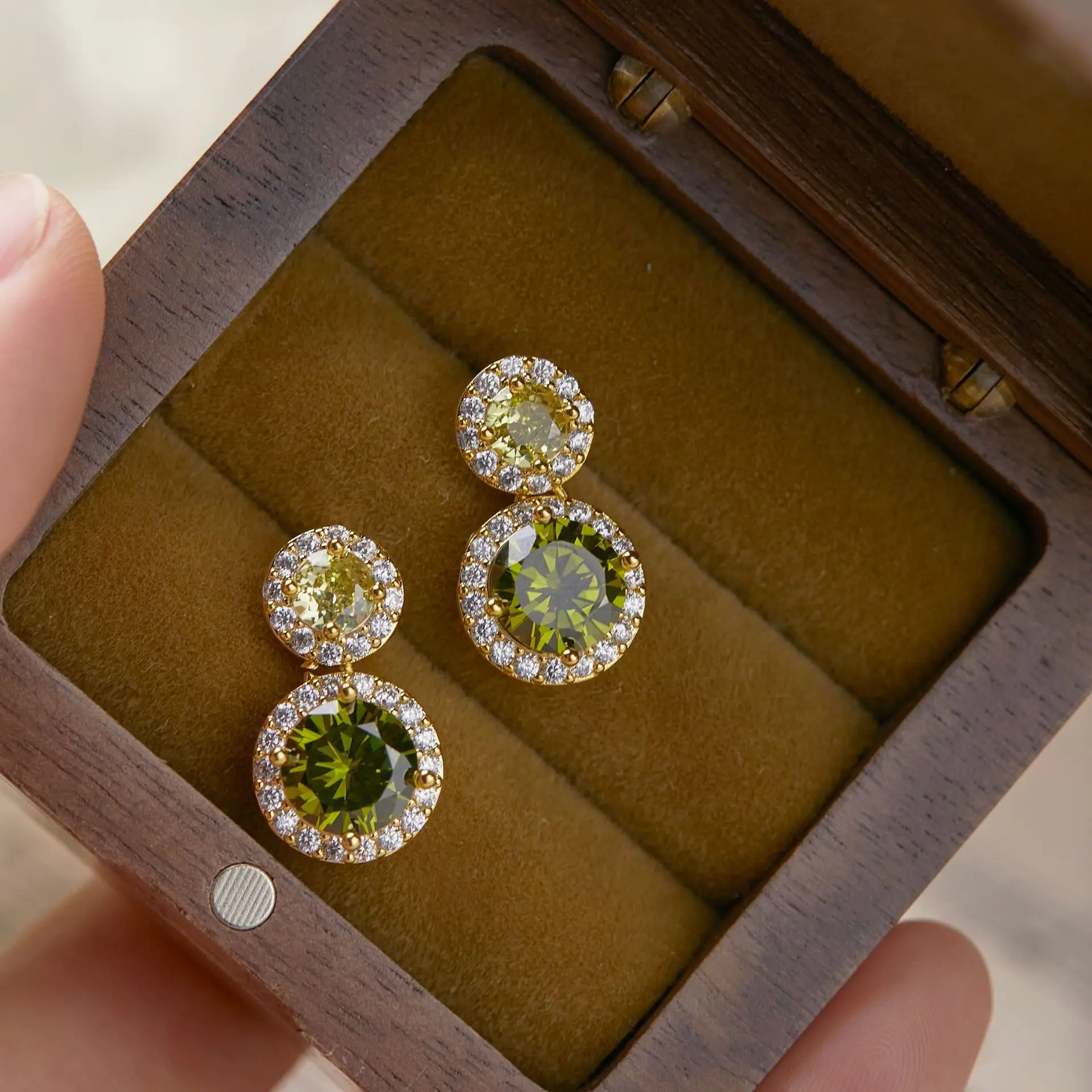 Ультра изысканные серьги с цирконом оливково-зеленого цвета в стиле ретро