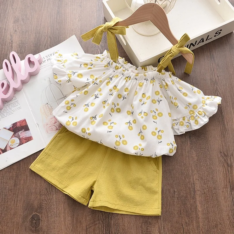 

Новинка лета 2023, детская одежда для девочек, маленький свежий ароматизированный цветочный Комплект из двух предметов, брюки-слинги на плечах для маленьких девочек
