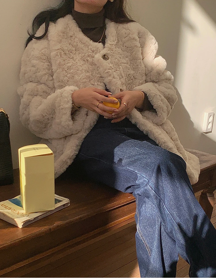 Autumn and Winter New Jacket Women's Apricot Fur One Fur Thick Jacket Round Collar Hundred Thickening Warm Outside Take on Top