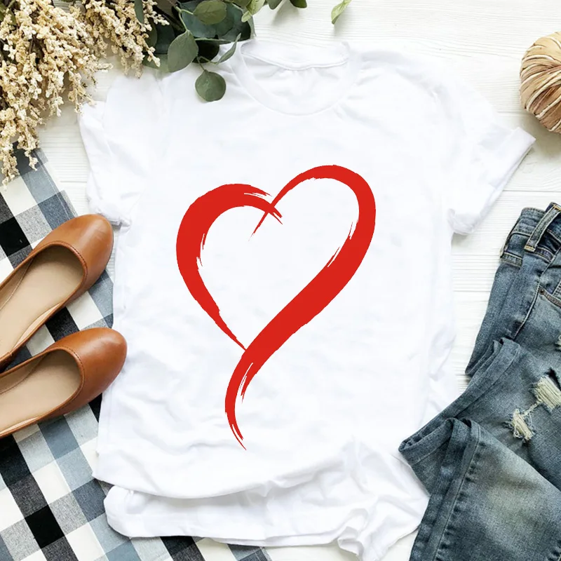 

Женская футболка с коротким рукавом и принтом в виде сердца