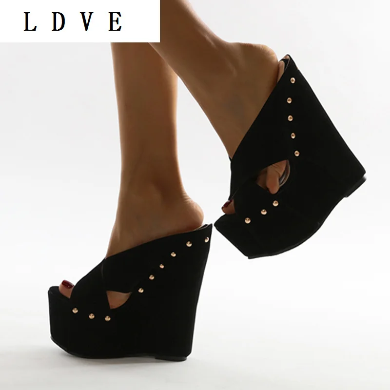 

Босоножки женские летние на танкетке, из флока, с заклепками, Размеры 35-42