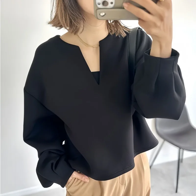 Женская футболка с V-образным вырезом принтом