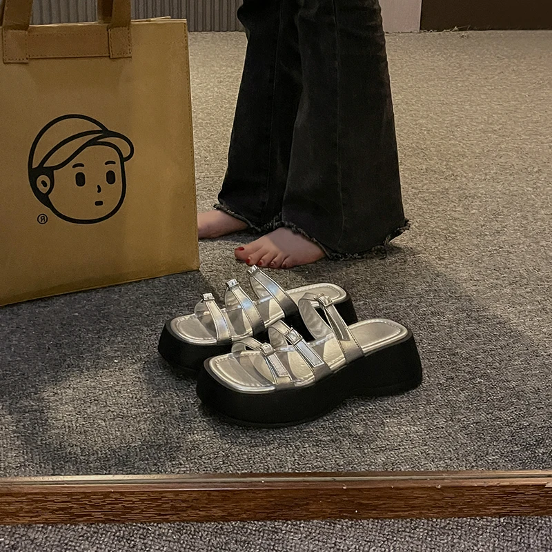 

Female Shoes House Slippers Platform Med Luxury Slides 2023 Summer Flat Designer Fashion Rubber PU Shoes Slippers Casual Slides