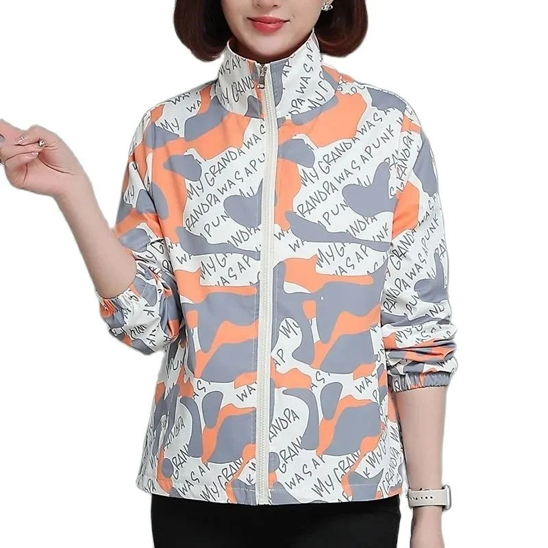 

Женская короткая куртка среднего возраста, камуфляжная куртка с буквенным принтом, Свободный Топ, ветровка на молнии, верхняя одежда большо...
