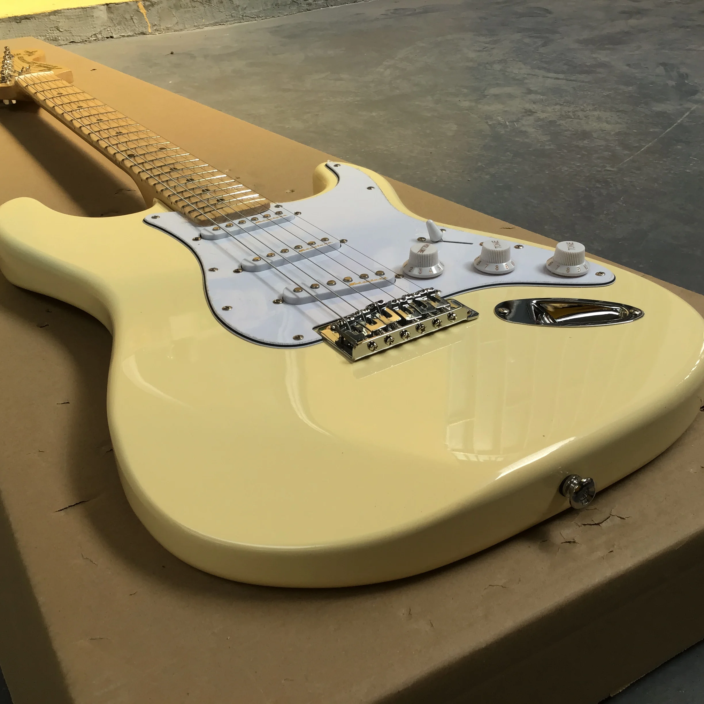 Фабричная стандартная электрическая гитара желтая красное дерево цвет красного