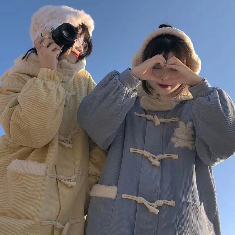 

Пальто женское вельветовое с меховым воротником и вышивкой