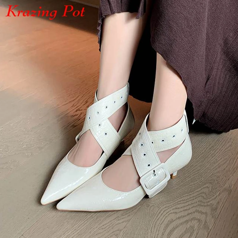 

Krazing Pot Full Grain Leather Ankle Straps Rivets Pointed Toe Thin Med Heels European Design Sexy Style Modern Women Pumps Ins