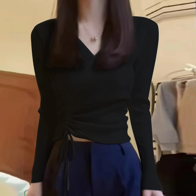 Белая трикотажная рубашка с v-образным вырезом и длинными рукавами на плечах