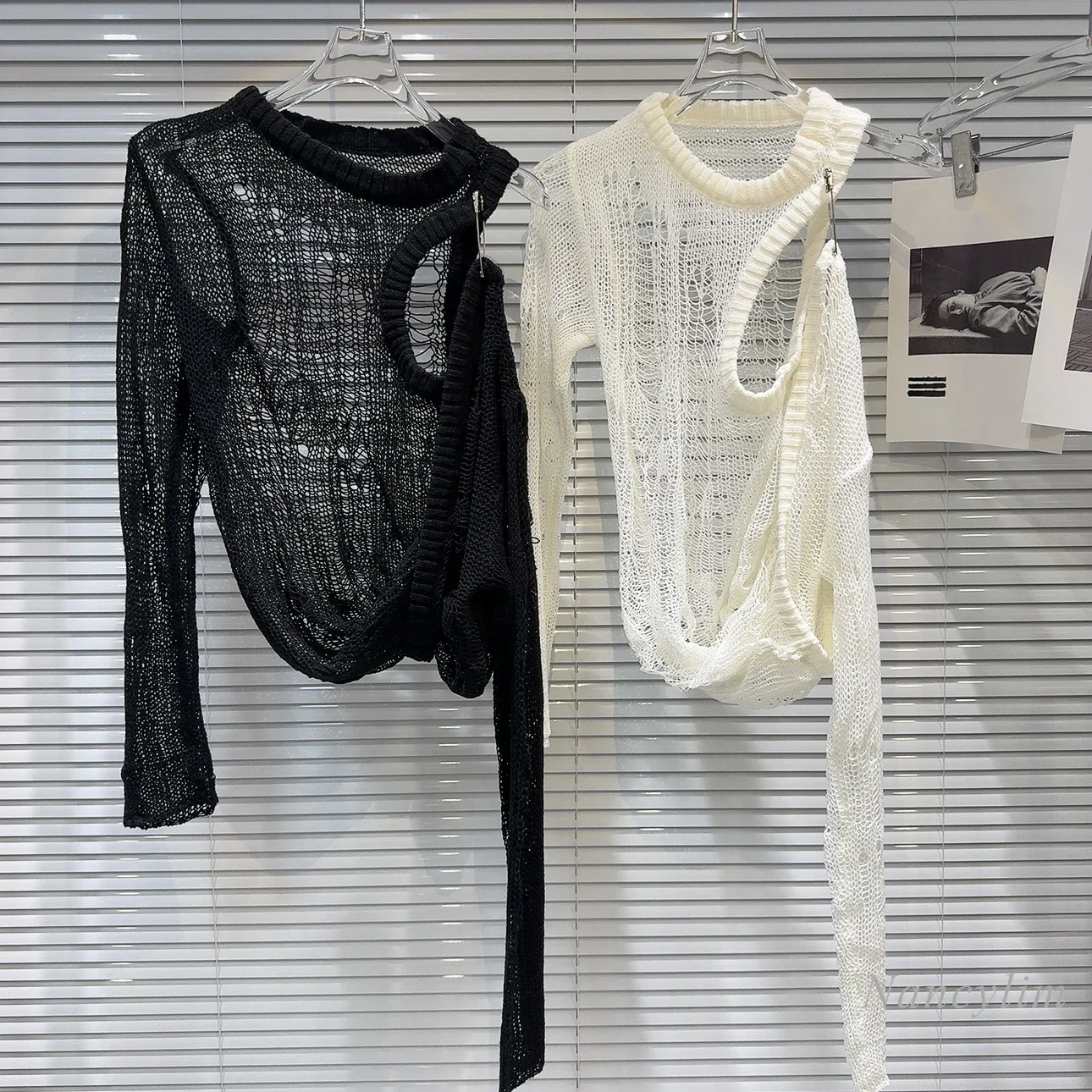 Новинка осени 2024 популярный вязаный свитер с открытыми плечами и металлическими