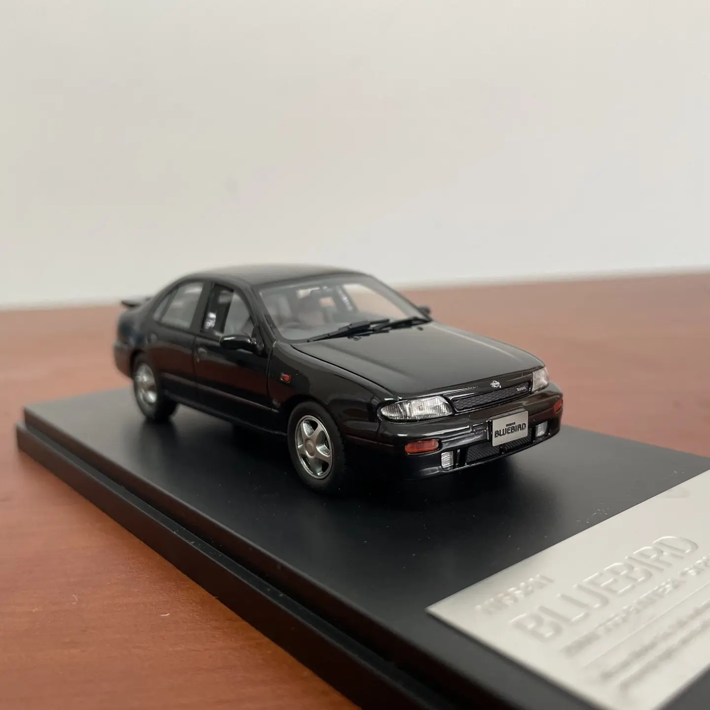 Фото Модель автомобиля Hi Story 1:43, масштабная, из смолы, черная, Nissan Bluebird U13 1991 года, классическая, ностальгическая, для взрослых, подарок, сувенир, статическая модель для демонстрации №5