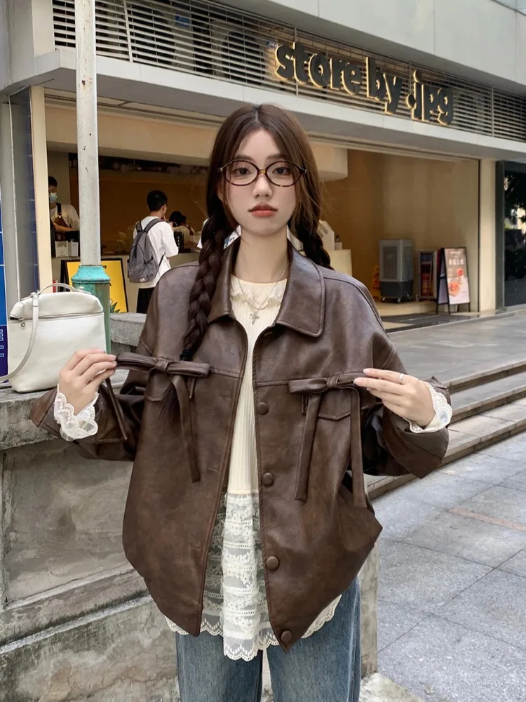 Куртка женская кожаная с бантом на осень и зиму