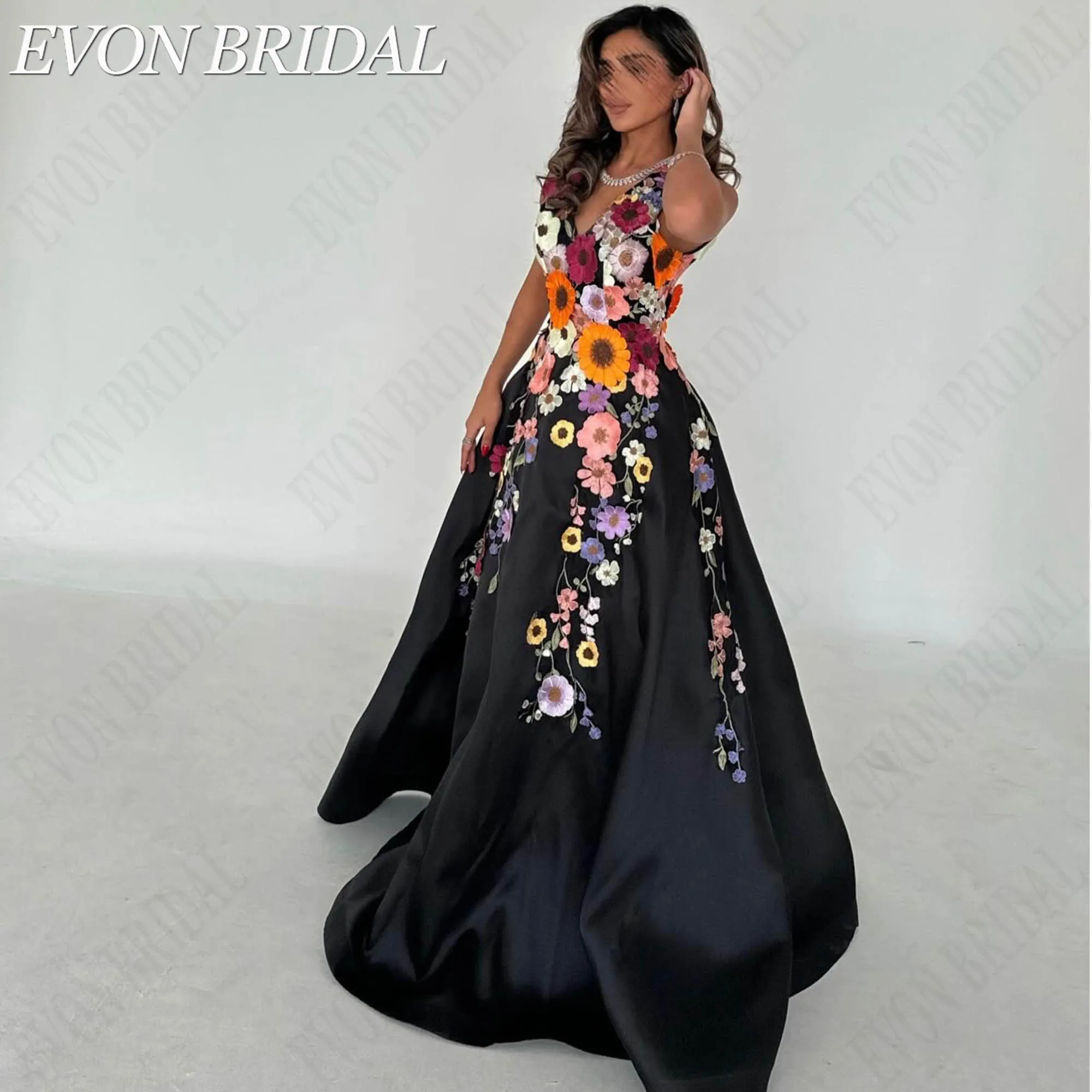 Фото EVON BRIDAL Чёрный Атлас Глубокий V-Вырез Широкие Бретели Цветные Объёмные Цветочные Аппликации Силуэт А-Линия Длинное Платье До Пола На Заказ Для Полных Женщин Вечер Гала Элегантный Легкая Ткань Высокое Качество №2