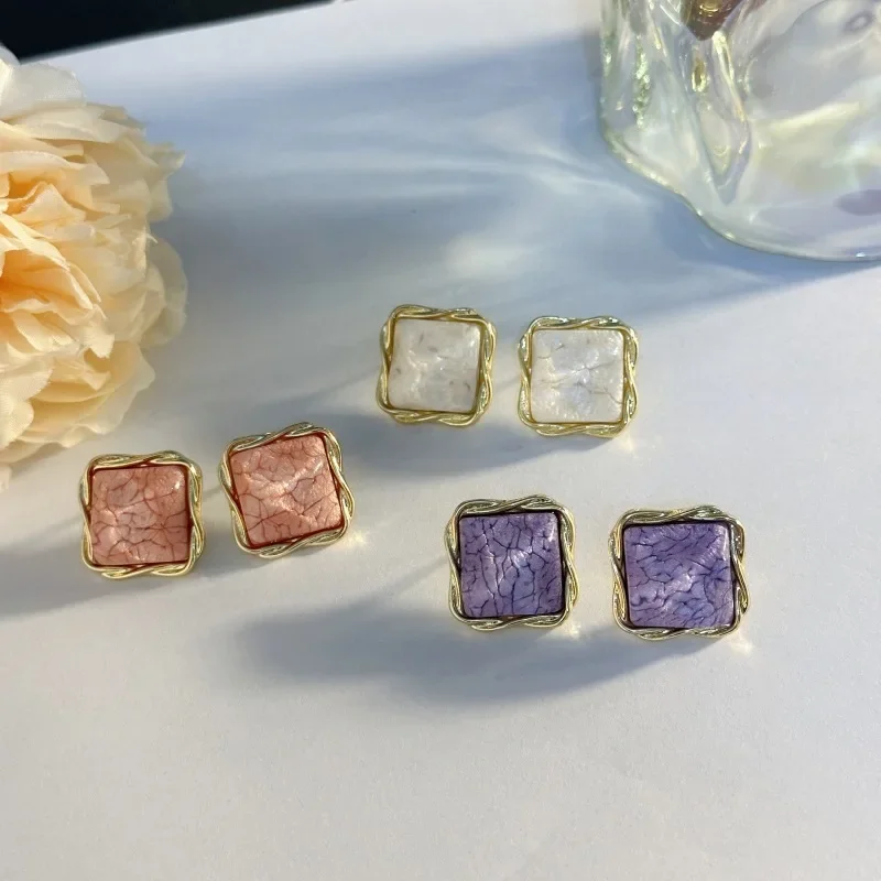 Женские серебряные серьги-гвоздики с трещинами