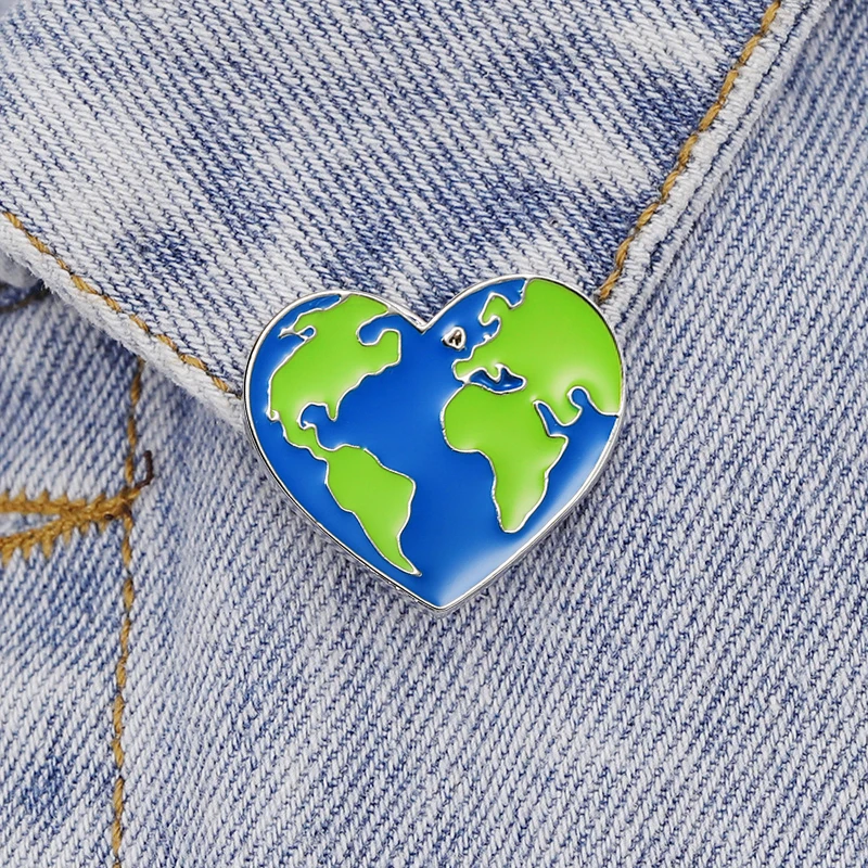 

Green Earth Heart World Map Label Pins Alloy Brooches Hat Clothes Bag Enamel Pin Travel Commemorative Badge Unisex Jewelry Gifts