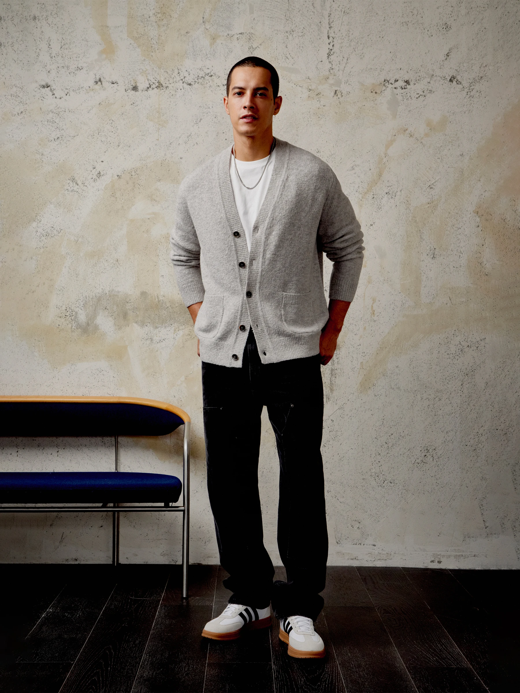 Мужской однобортный трикотажный кардиган Lezora черный с цветочным принтом из