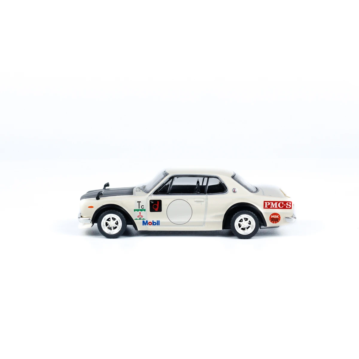 Белая модель автомобиля Tarmac Works 1:64 Skyline 2000 (KPGC10)