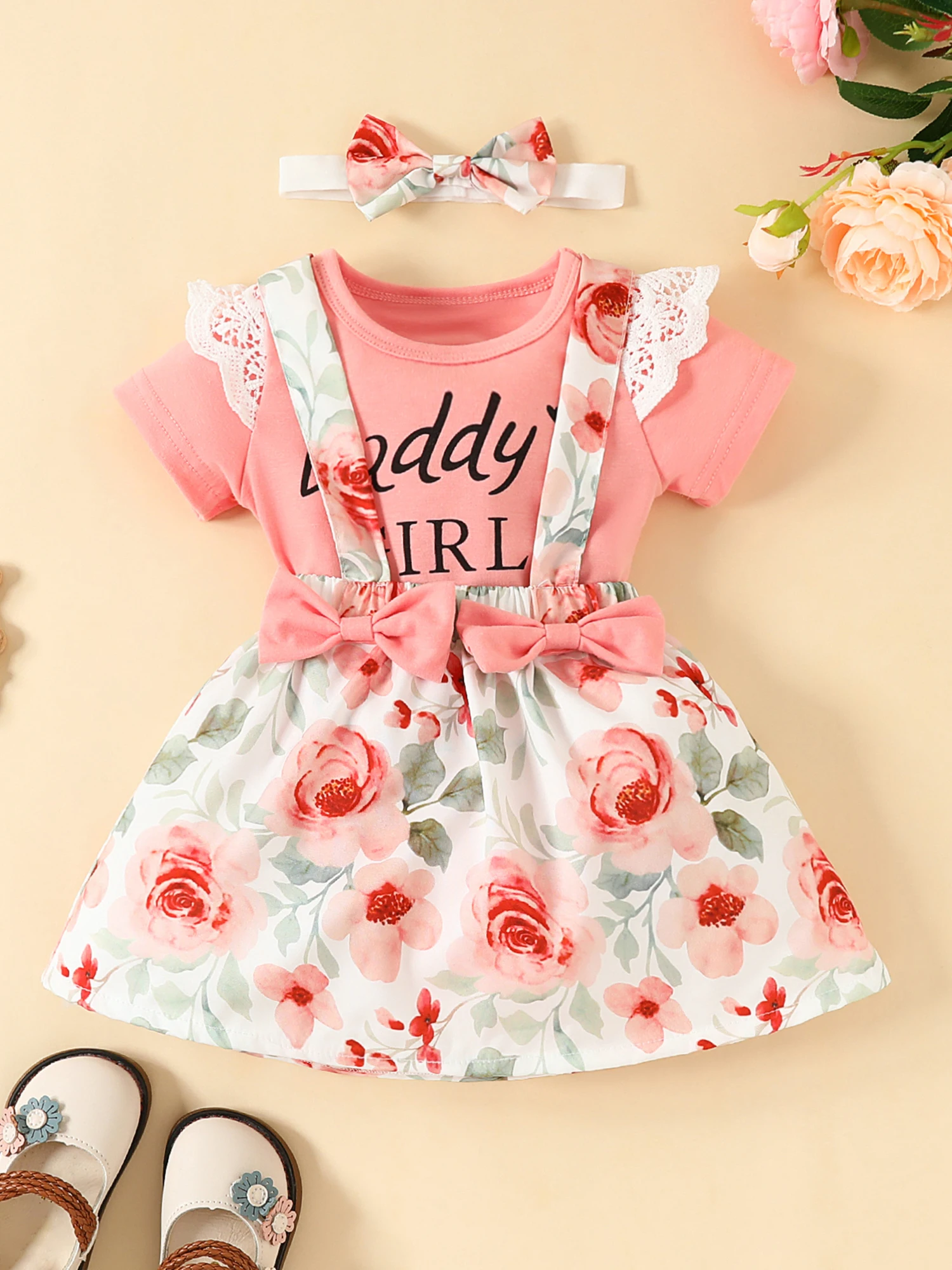 

Платье без рукавов с оборками и бантом