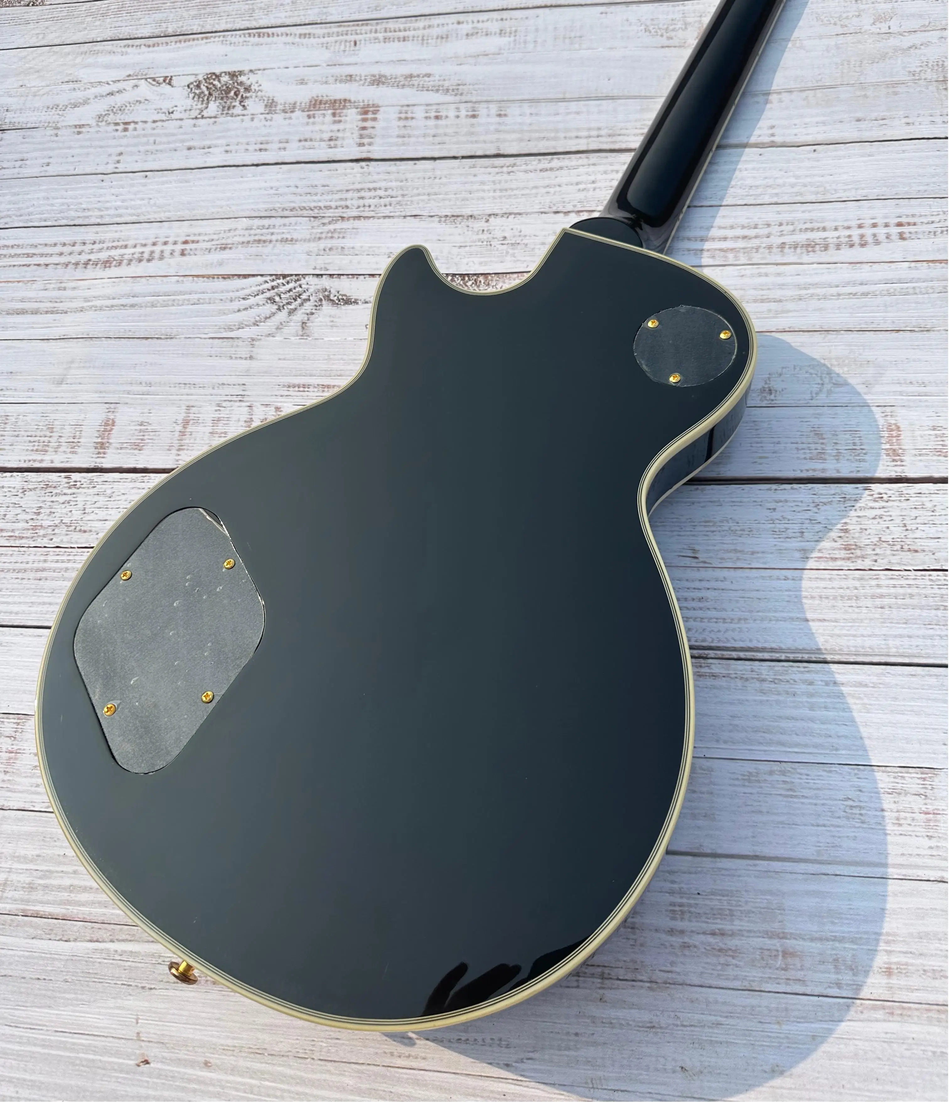 Customized electric guitar blackPeach blossom core wood body rose fingerboard， lightning package