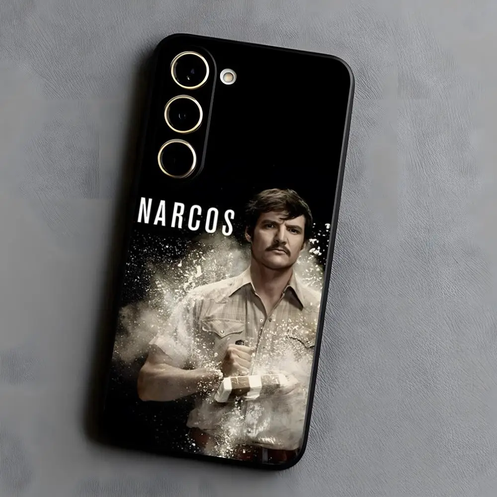 Фото Чехол для телефона с изображением Пабло Эскобара из сериала «Наркос» для Samsung A57 A37 A17 A56 A36 A26 A16 A25 A35 A55 A34 A24 A54, черный, мягкий корпус №4