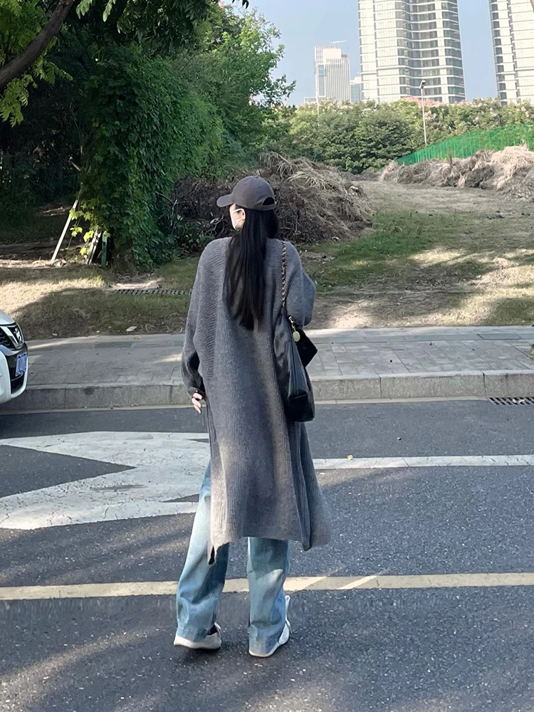 Элегантный высококачественный серый свитер выше колена средней длины с