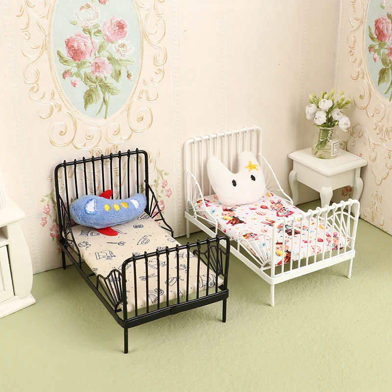 

1:12 миниатюрная кровать для кукол, металлическая кукольная кровать, мебель, игрушка, детский имитационный дом, ролевые игры, игрушки, коллекционные подарки