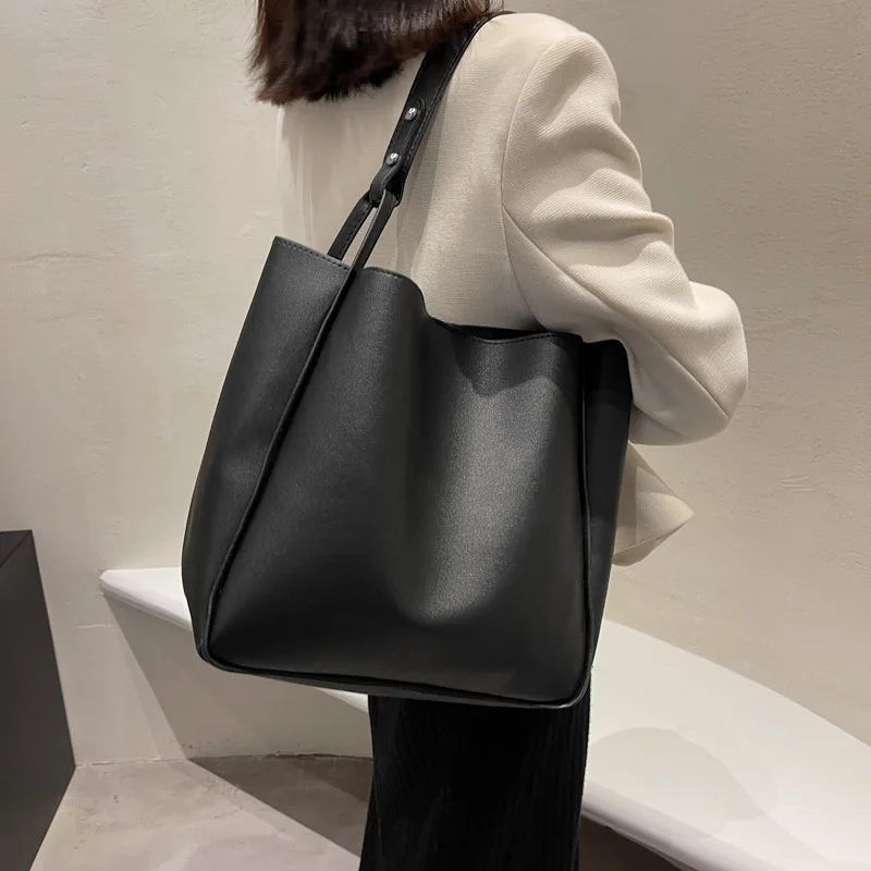 2023 New Women's Handbag Fashion Brand Shoulder Bag Versatile Shopping and Travel Bag Large Capacity Fashion Leather Women's Bag