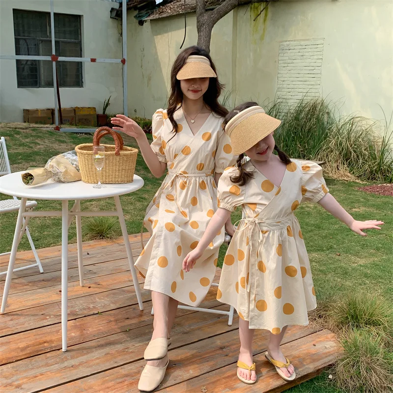 

Летнее платье в горошек для всей семьи, модель 2022 года, хлопковые модные платья для мамы и дочки с пышными рукавами и приталенной талией