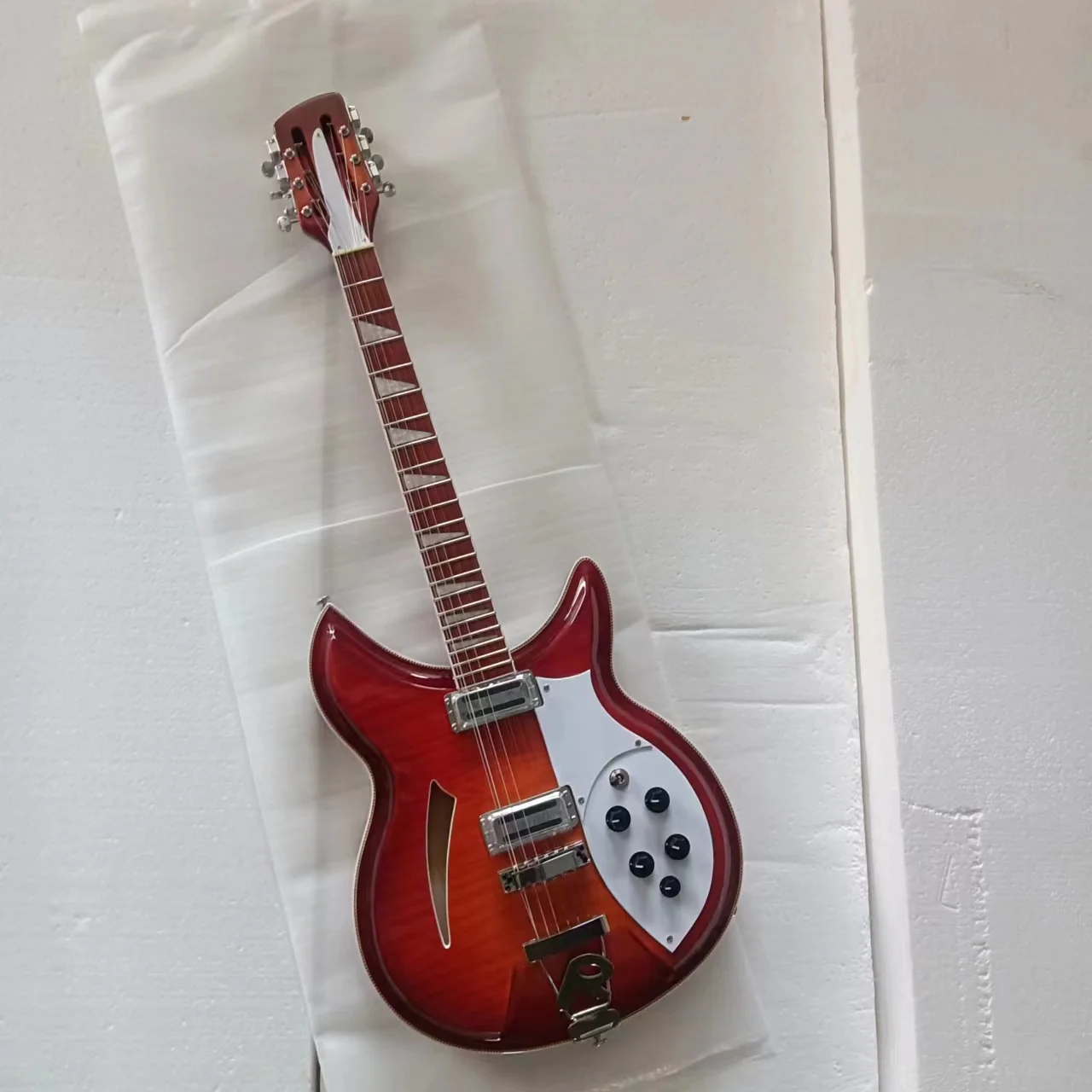 

High quality Rick 360 12 string electric guitar cherry red can be customized on request