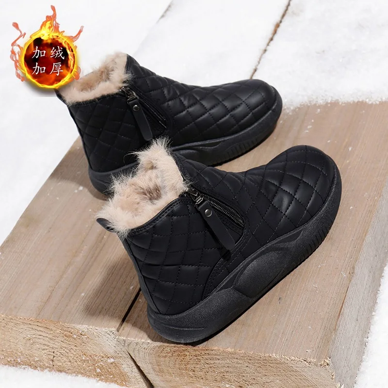 Женские зимние ботинки на толстой подошве с боковой цепочкой