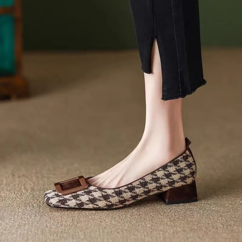 

Женские туфли-лодочки в клетку, с квадратным носком, на низком каблуке