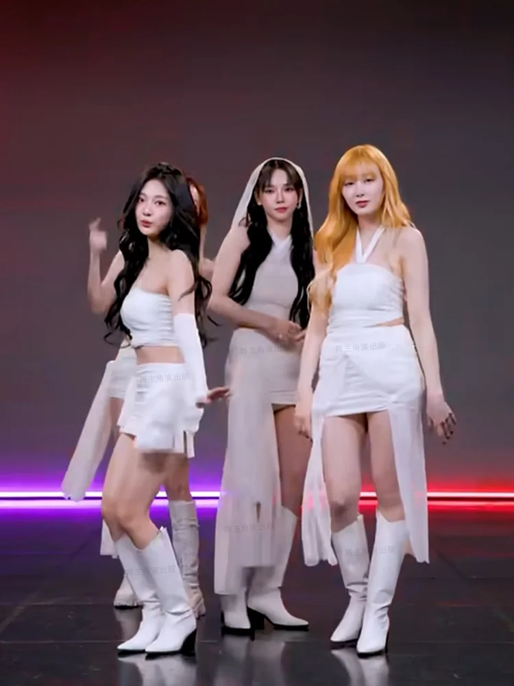 Корейская группа девушек выполняет тот же стиль пения наряд женские белые