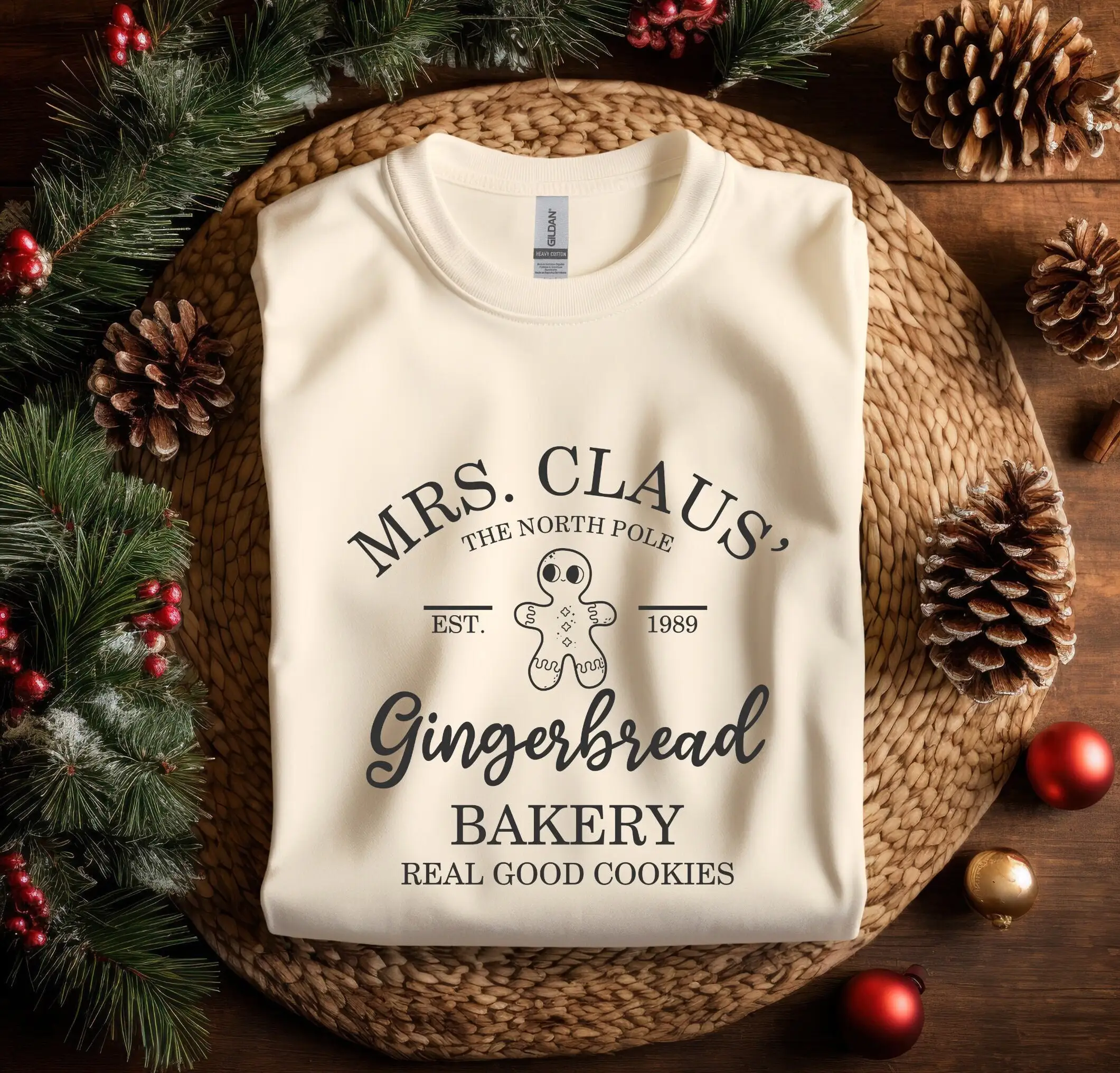 Футболка Gingerbread Bakery Company Christmas Vintage Xmas New Year Mrs Claus The North Pole