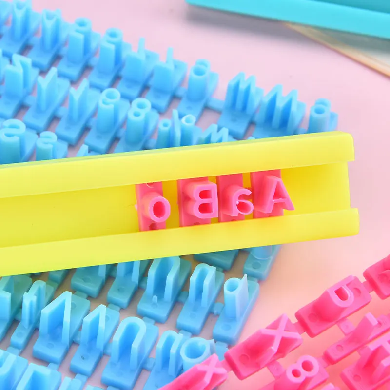 штамп из полимерной глины. подвеска из глины. терракотовые буквы из глины. штампы буквы для глины. подкова из полимерной глины.