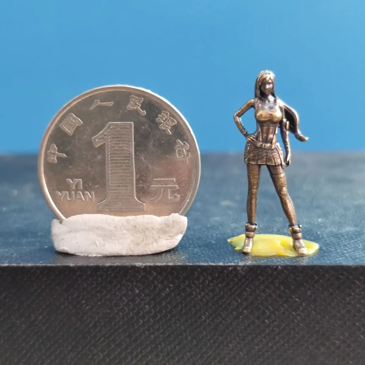 

Миниатюрная латунная статуэтка богини