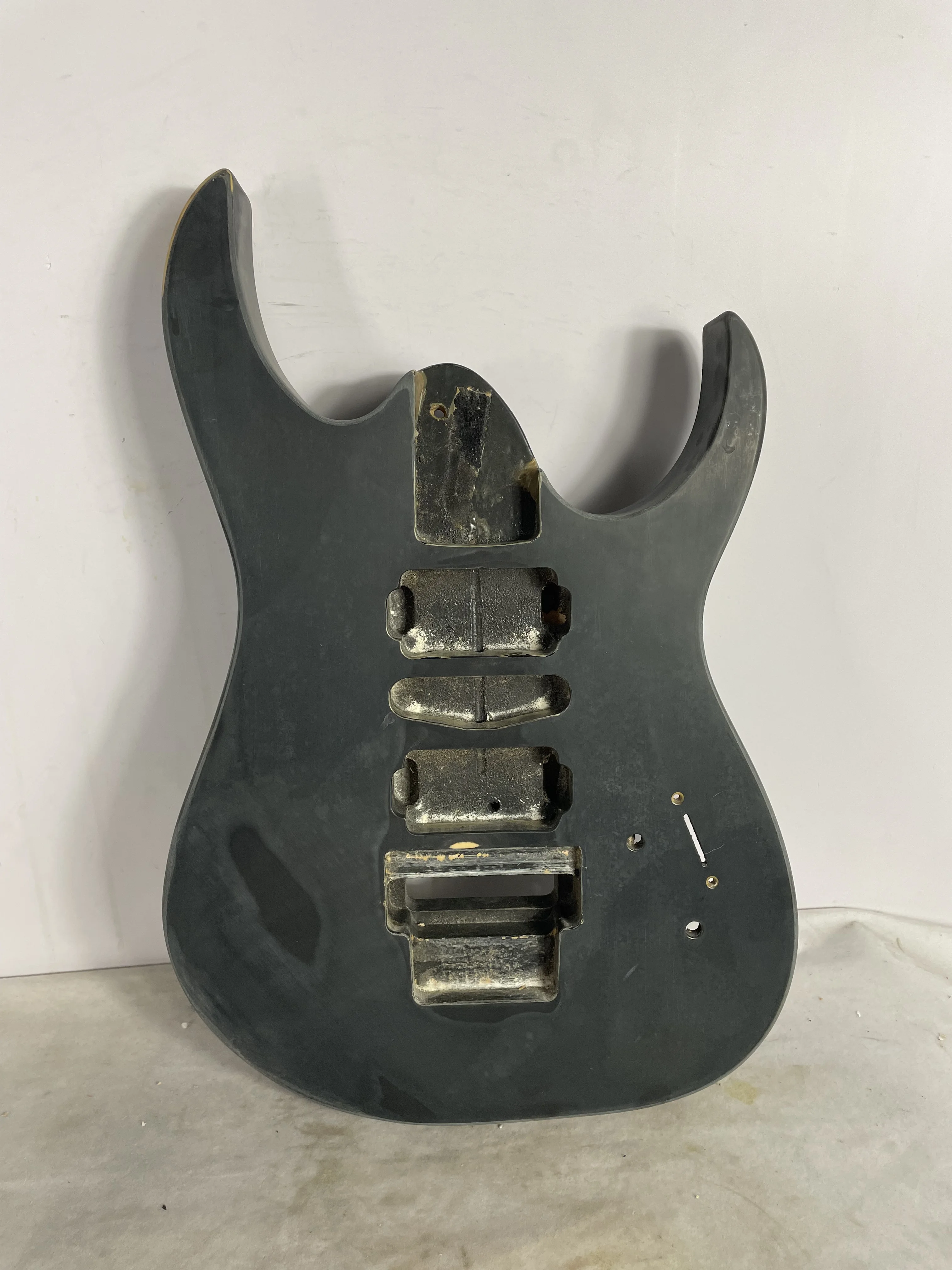 

Defective Semi-finished Floyd Rose Electric Guitar Body Unfinished ,Real Picture,Mahogany Guitarra Barrel Maple Wood Panel